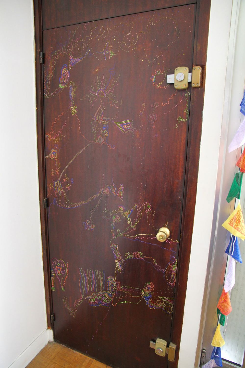 La porte du studio de la rue Alibert, peinte au Posca