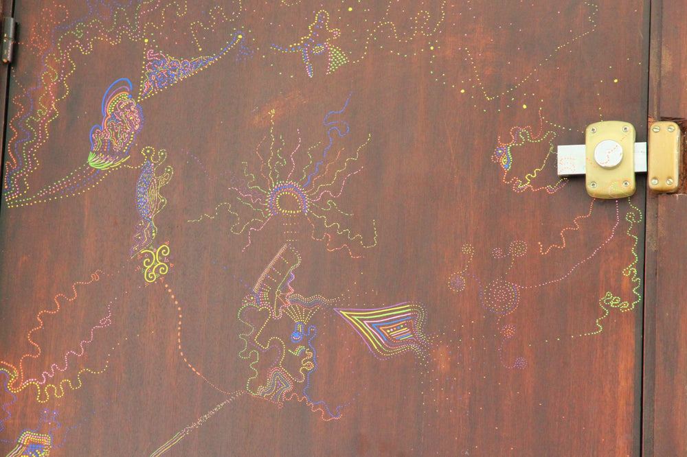 Détail de la porte peinte au Posca