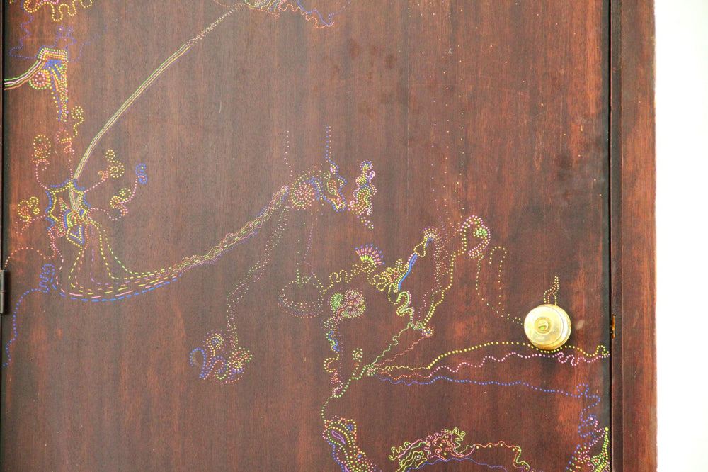 Détail de la porte peinte au Posca