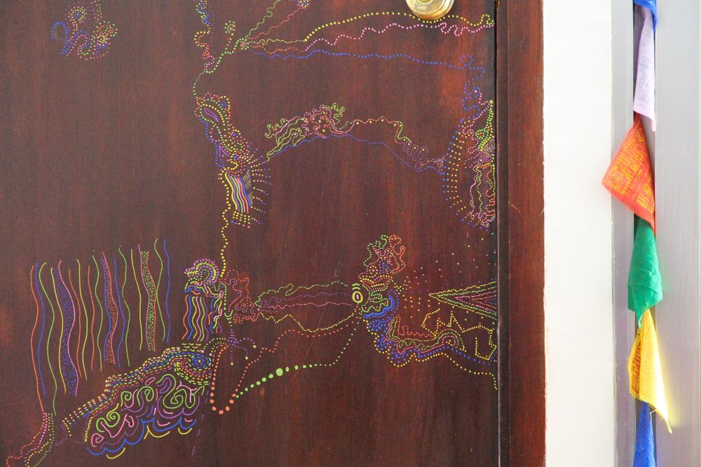La porte terminée, motif de points au Posca