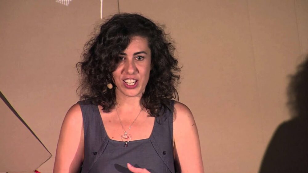 Joanna sur la scène de TEDxRennes pendant son intervention