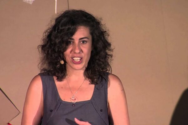 Joanna sur la scène de TEDxRennes pendant son intervention